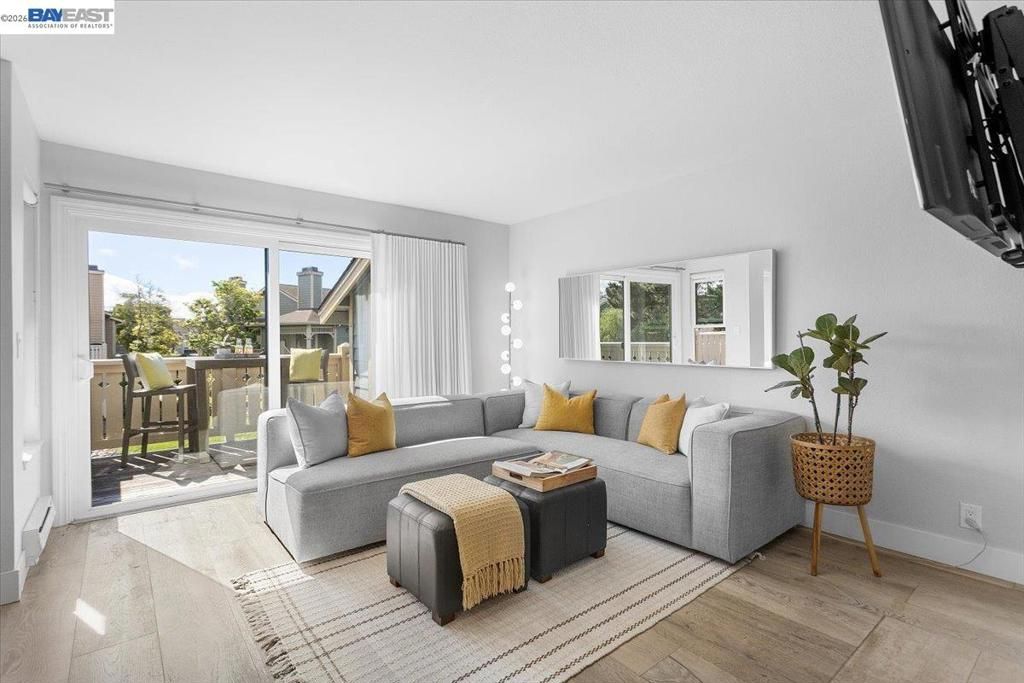 Image 3 of property listing at 130 Lakeshore Ct, Richmond, CA 94804