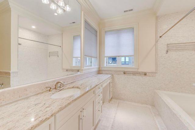 1718 W Wrightwood Avenue, Chicago, IL 60614