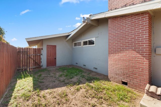 1004 E Myrtle Street, Hanford, CA 93230