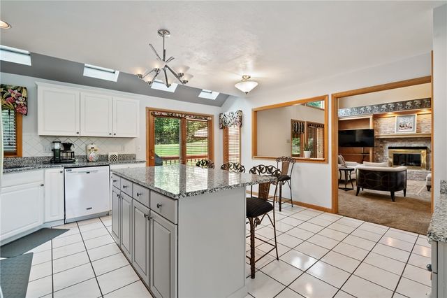 336 Cobblestone Cir, Robinson Twp, PA 15136