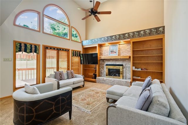 336 Cobblestone Cir, Robinson Twp, PA 15136