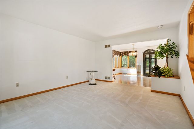 336 Cobblestone Cir, Robinson Twp, PA 15136