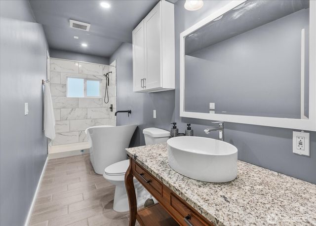 10740 Interlake Avenue N, Seattle, WA 98133