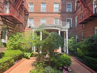 111-39 76 Road D1, Forest Hills, NY 11375