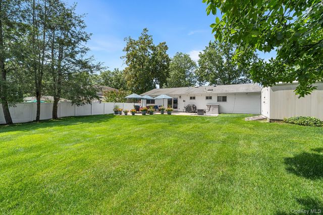 11 Pimlico Drive, Commack, NY 11725