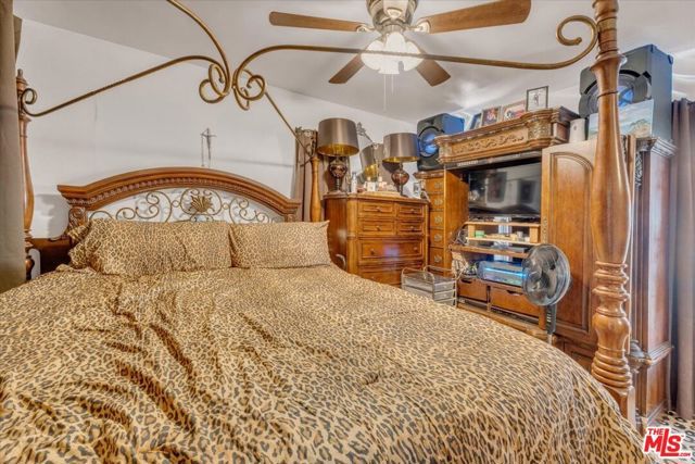 7506 Independence Avenue, Canoga Park (los Angeles), CA 91303