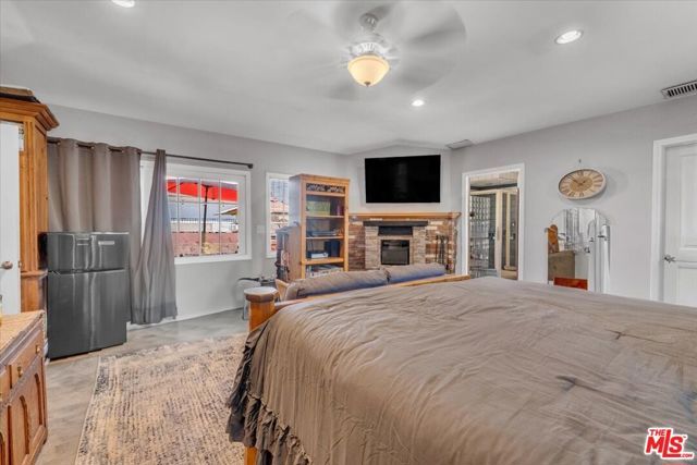 7506 Independence Avenue, Canoga Park (los Angeles), CA 91303