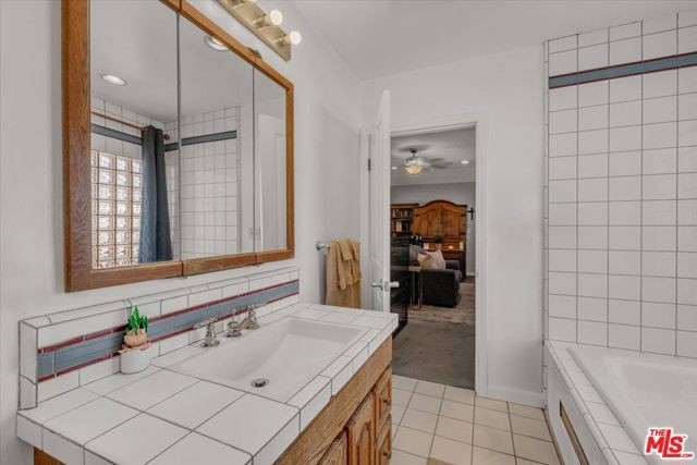 7506 Independence Avenue, Canoga Park (los Angeles), CA 91303