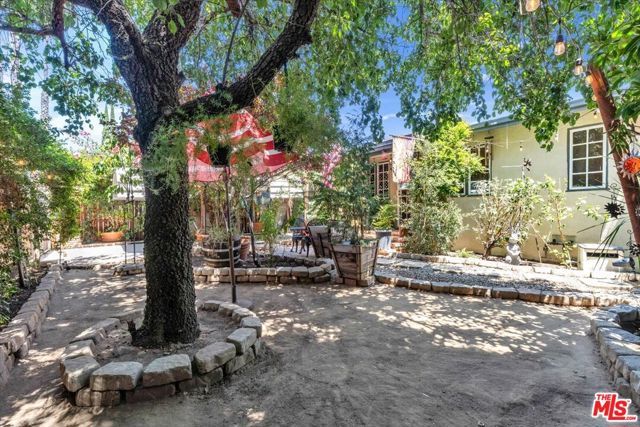 7506 Independence Avenue, Canoga Park (los Angeles), CA 91303