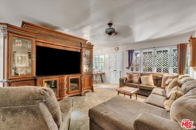 7506 Independence Avenue, Canoga Park (los Angeles), CA 91303