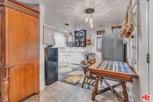 7506 Independence Avenue, Canoga Park (los Angeles), CA 91303