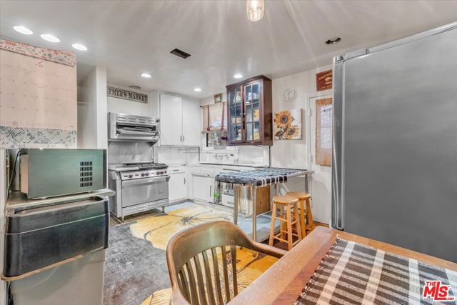 7506 Independence Avenue, Canoga Park (los Angeles), CA 91303