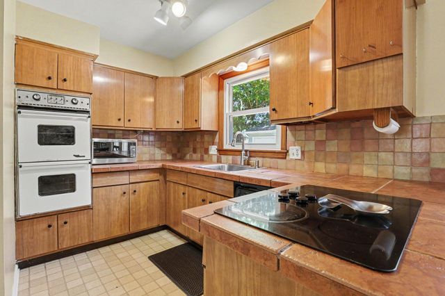 1653 Ridgeview Street SE, Grand Rapids, MI 49506