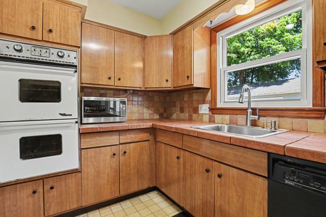 1653 Ridgeview Street SE, Grand Rapids, MI 49506