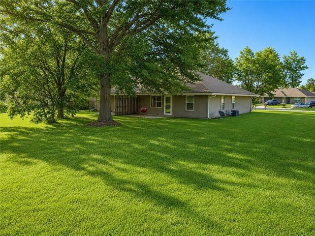 108 SE 25TH Street, Oak Grove, MO 64075