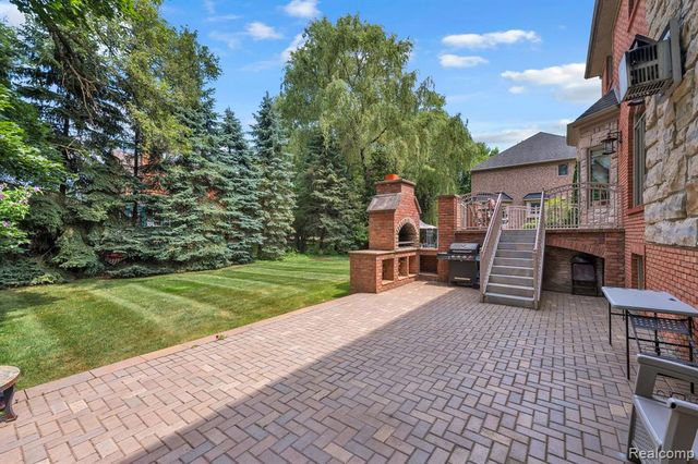 32404 Maria Court, Livonia, MI 48152