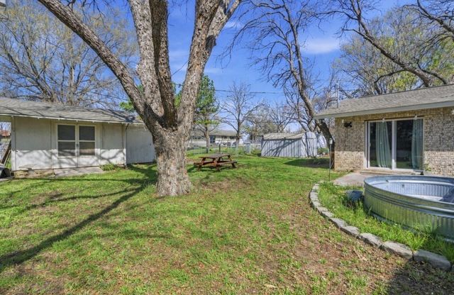 1224 N Texas Street, De Leon, TX 76444