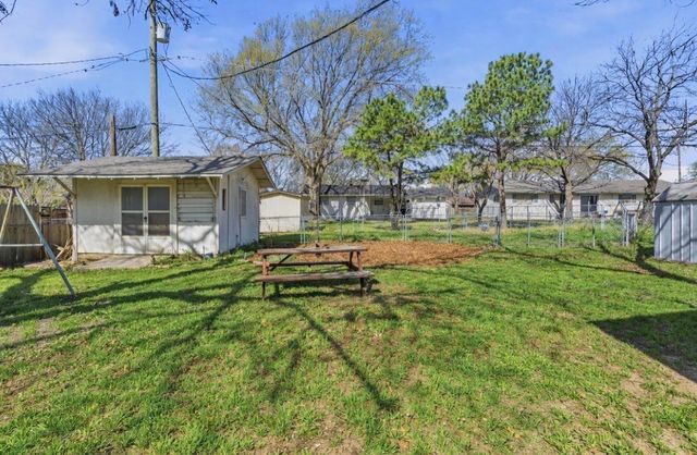 1224 N Texas Street, De Leon, TX 76444