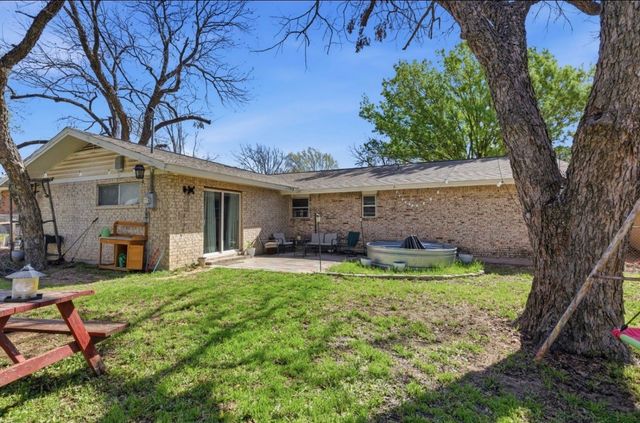 1224 N Texas Street, De Leon, TX 76444