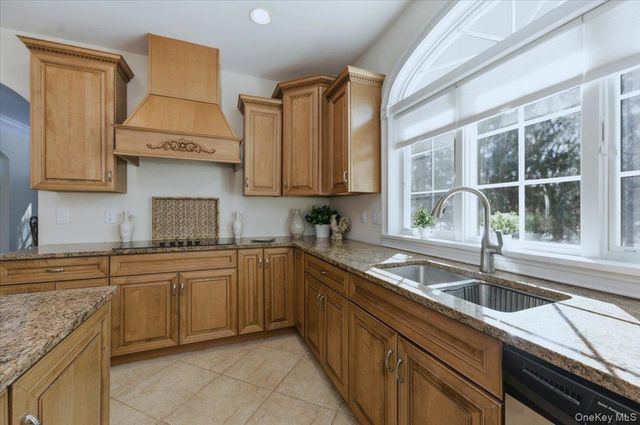 8 Hilltop Drive, Yorktown Heights, NY 10598