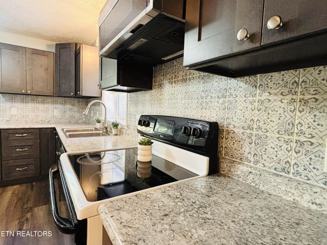 702 Iris Ave, Jamestown, TN 38556