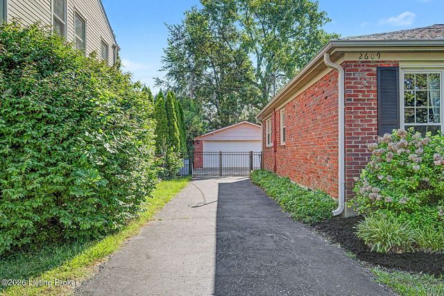 2609 Aylesbury Ct, Louisville, KY 40242