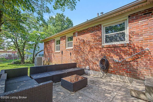 2609 Aylesbury Ct, Louisville, KY 40242