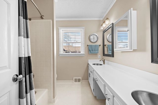 2889 CORDIE LEE LN, Germantown, TN 38138