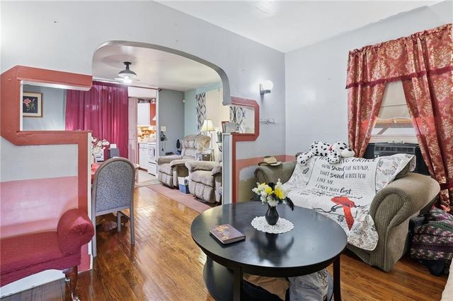 803 S CEDAR Avenue, Independence, MO 64053