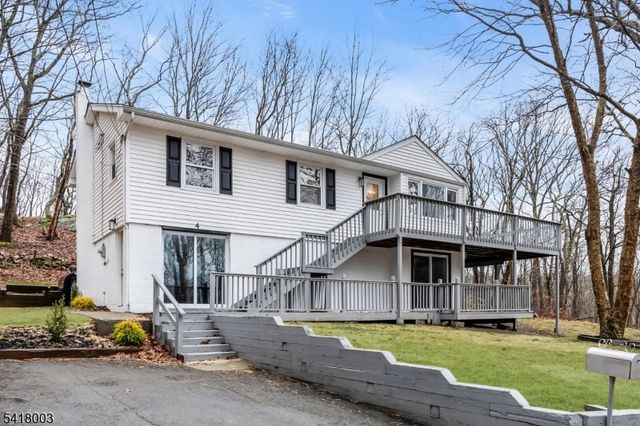 4 Toledo Ct, Hopatcong Boro, NJ 07843