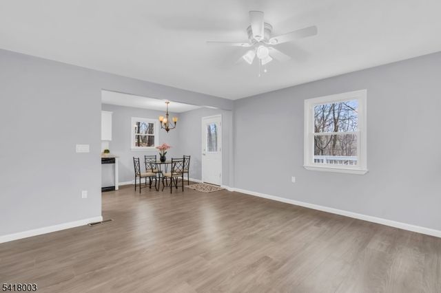 4 Toledo Ct, Hopatcong Boro, NJ 07843