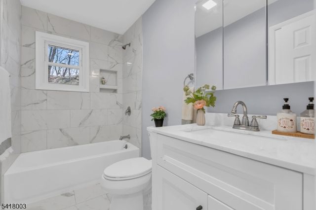 4 Toledo Ct, Hopatcong Boro, NJ 07843