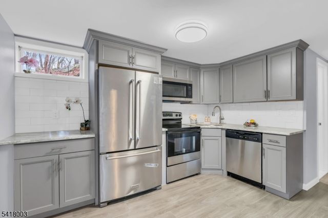 4 Toledo Ct, Hopatcong Boro, NJ 07843