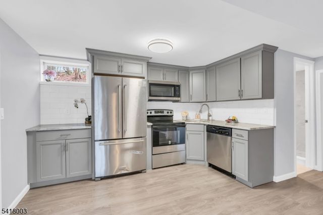 4 Toledo Ct, Hopatcong Boro, NJ 07843