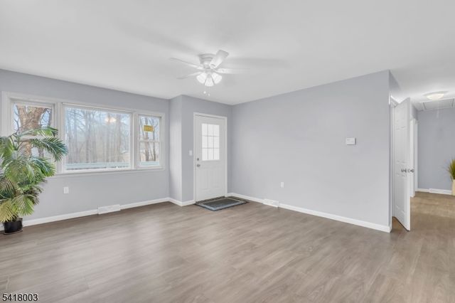 4 Toledo Ct, Hopatcong Boro, NJ 07843