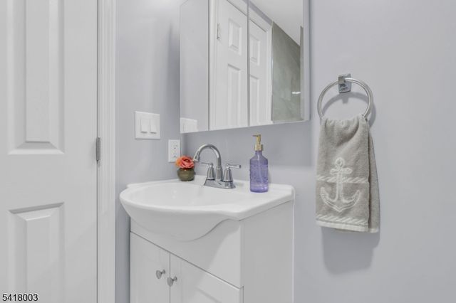 4 Toledo Ct, Hopatcong Boro, NJ 07843