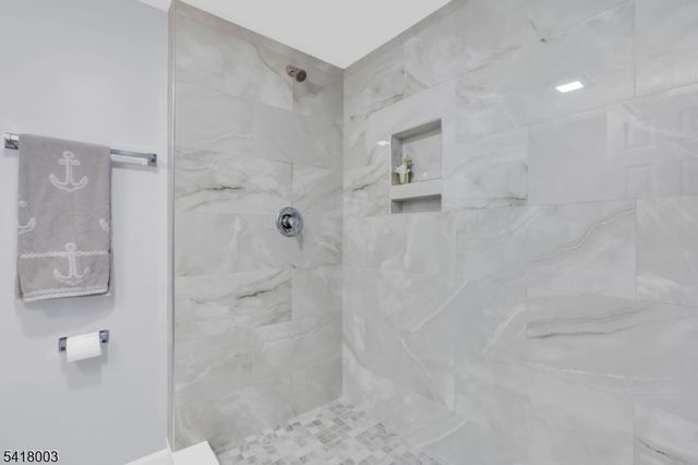 4 Toledo Ct, Hopatcong Boro, NJ 07843