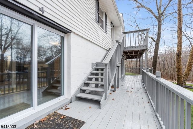 4 Toledo Ct, Hopatcong Boro, NJ 07843