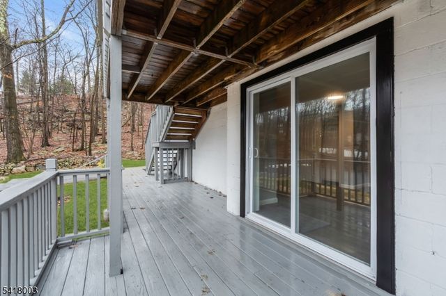 4 Toledo Ct, Hopatcong Boro, NJ 07843