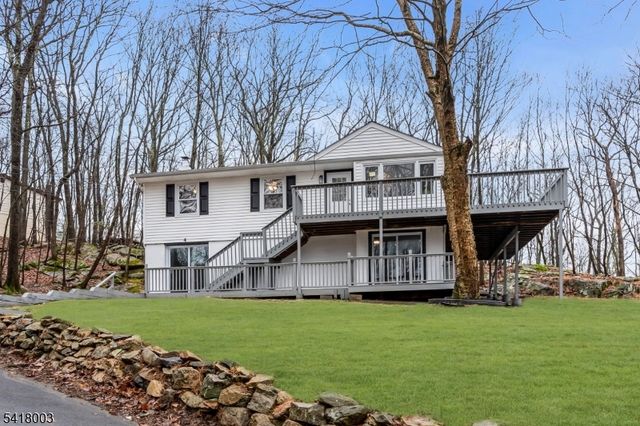 4 Toledo Ct, Hopatcong Boro, NJ 07843