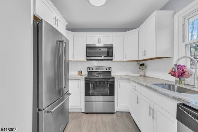 4 Toledo Ct, Hopatcong Boro, NJ 07843