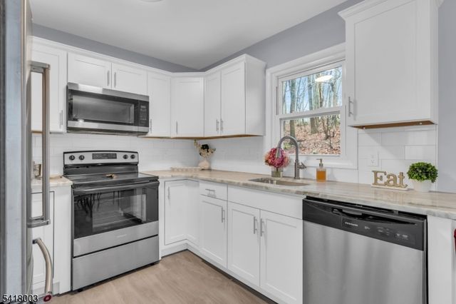 4 Toledo Ct, Hopatcong Boro, NJ 07843