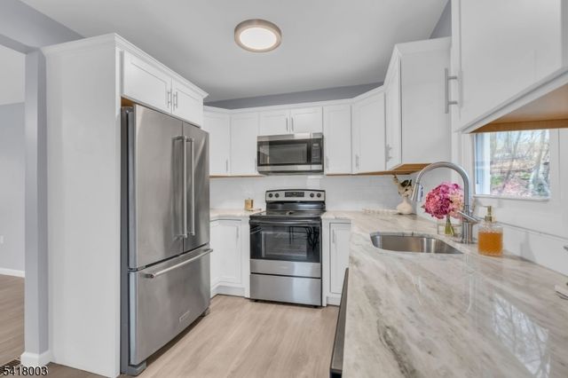 4 Toledo Ct, Hopatcong Boro, NJ 07843