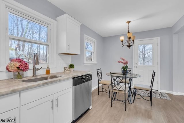 4 Toledo Ct, Hopatcong Boro, NJ 07843