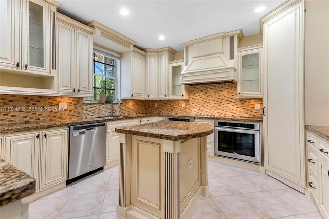 3835 Crestwood Cir, Weston, FL 33331