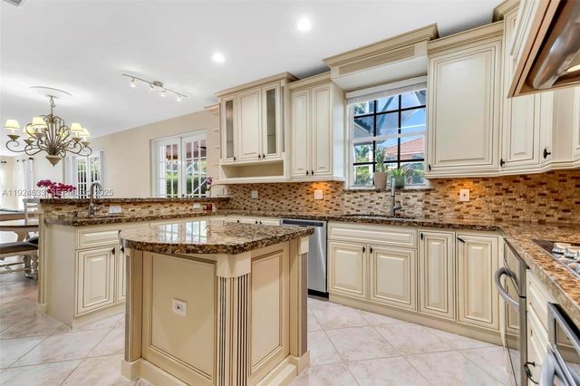 3835 Crestwood Cir, Weston, FL 33331