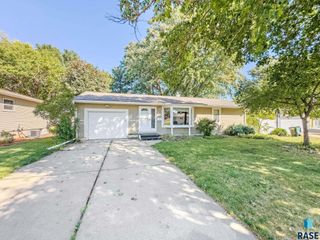 1804 E 19th St Street, Sioux Falls, SD 57105