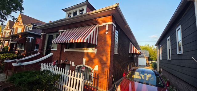 8443 S Manistee Avenue, Chicago, IL 60617