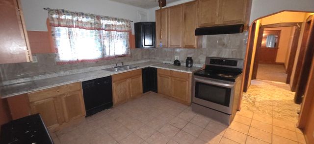 8443 S Manistee Avenue, Chicago, IL 60617