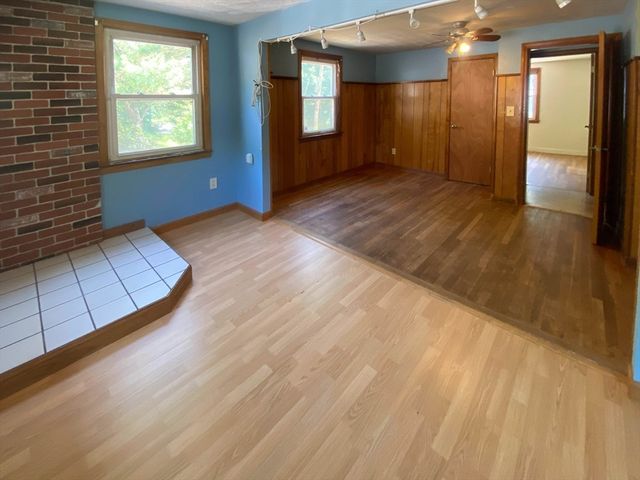 6 Oak Dr, Oxford, MA 01540